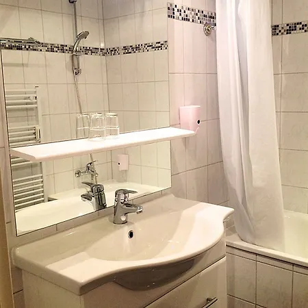 Delta Am Potsdamer Platz 3*