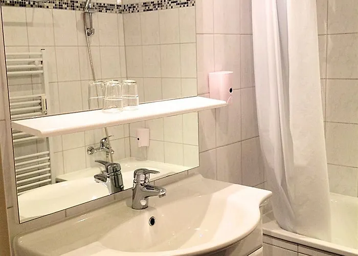 Delta Am Potsdamer Platz 3*